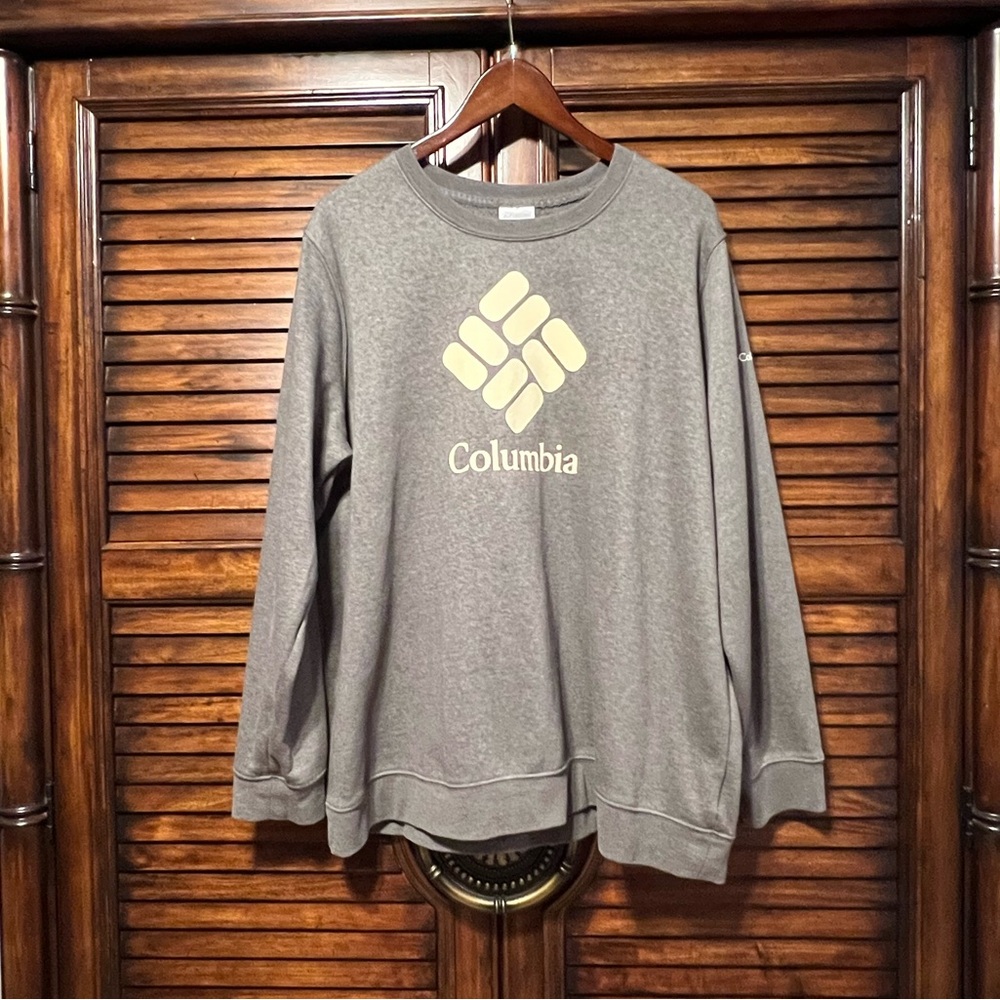 NWOT Columbia Men’s Gray Fleece Crew‎ Neck Sweatshirt With a Cream Color Logo 2X